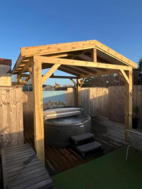 Seadream Luxury Holiday Home with Hot Tub Scarborough